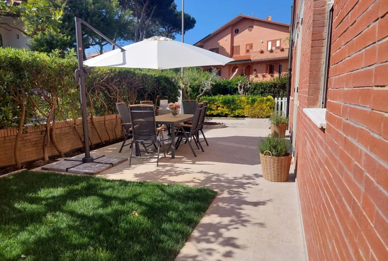 Casa Del Sole Apartments With Garden contacts